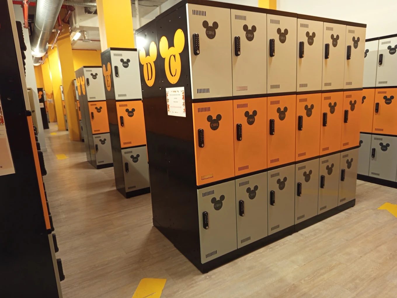 Rangée de casiers de vestiaire nettoyés, sol du couloir entretenu